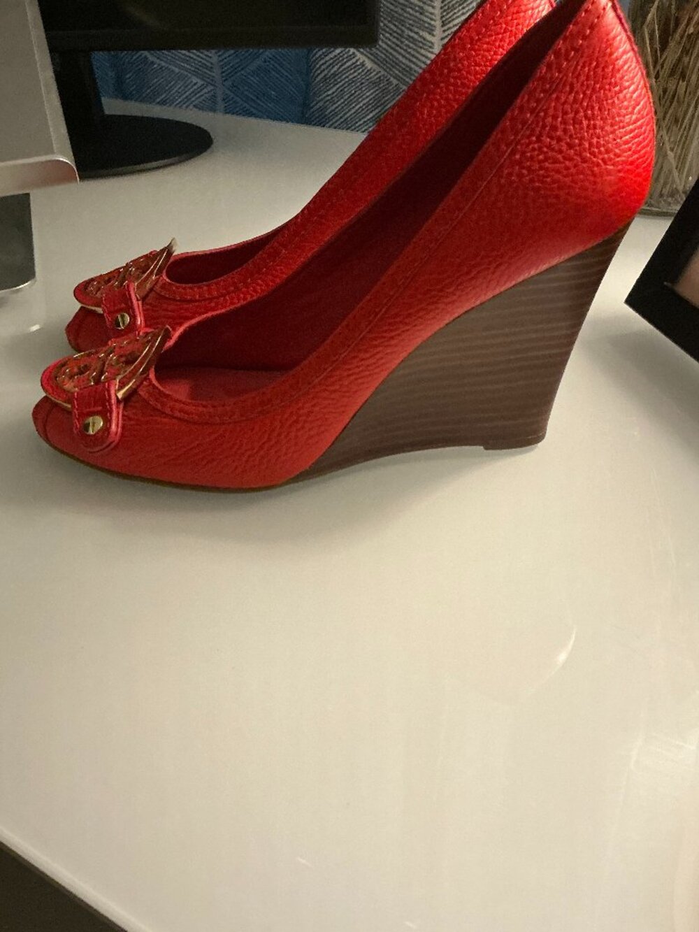 Tory Burch Sally Red Pebbled Leather Peep-Toe Wedges Gold Logo 9M - Picture 2 of 4